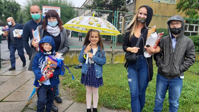 Hania Zbiegieni i Tomek Kurek zaczęli wczoraj naukę w PSP nr 15 w Opolu. Ich mamy życzyły sobie, żeby, nauka stacjonarna trwała do czerwca.