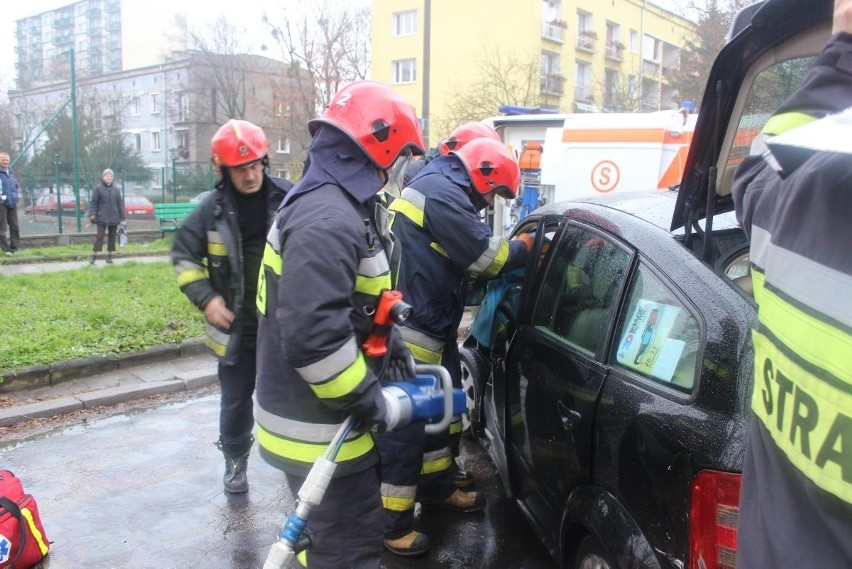 Wypadek na Ossowskiego. Dwie osoby ranne [ZDJĘCIA+FILM]