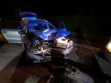 Wypadek w Komorowie - kierowca volkswagena uderzył w drzewo [ZDJĘCIA]