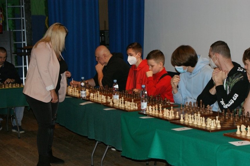 W Przysusze rozegrano symultanę szachową z udziałem Klaudii Kulon aktualnej mistrzyni Polski w szachach