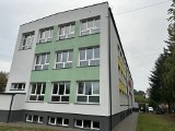 Budynek Szkoły Podstawowej i Przedszkola w Zawichoście już po remoncie. Jest cieplej i estetyczniej