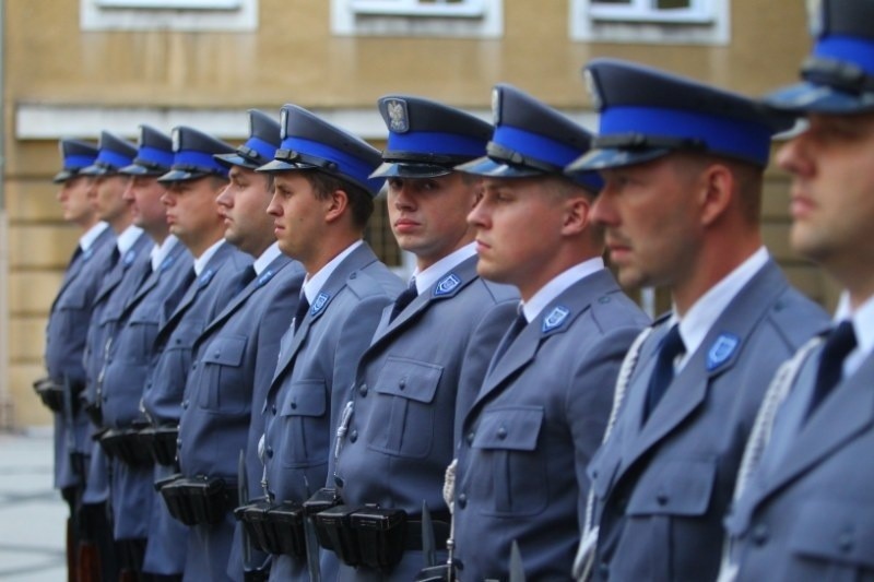 80 nowych policjantów i policjantek zasiliło szeregi...