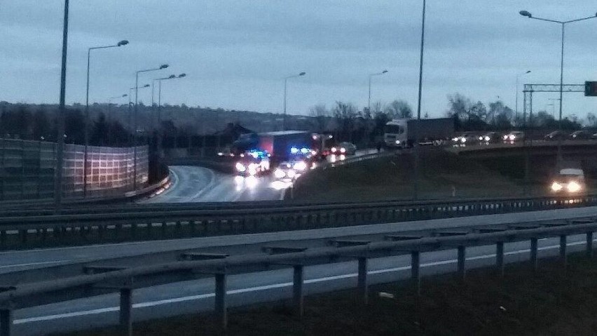 Wypadek tira na obwodnicy Krakowa