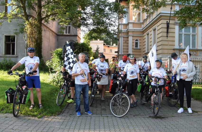 Moment startu rowerzystów na trasę z Inowrocławia do...