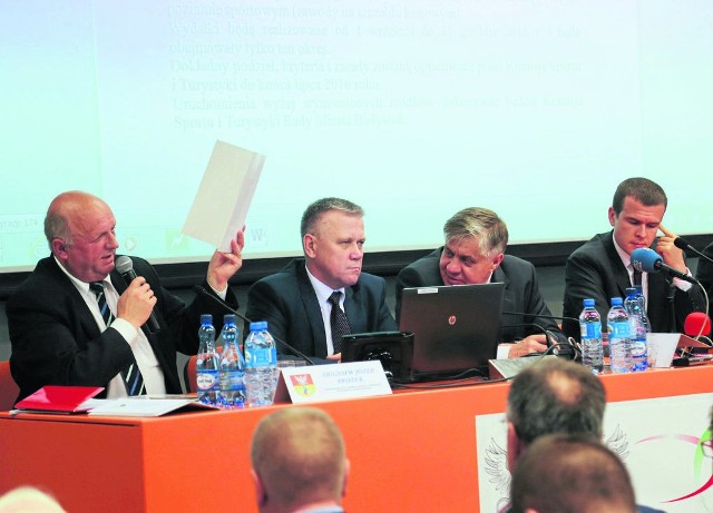 Radny PiS Zbigniew Brożek (pierwszy z lewej) podczas spotkania z ministrem sportu nie zostawił na władzach miasta suchej nitki. - Prezydent o hali zadecydował sam. Tak nie można - mówił.