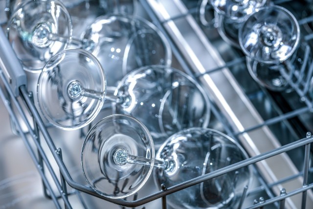 Przetestuj sprawdzony domowy sposób z wykorzystaniem kulek z folii aluminiowej. Sprawdź, co zrobić, żeby szklanki znowu stały się błyszczące.