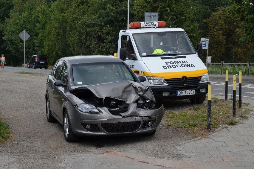 Wrocław: Wypadek na Średzkiej. Zderzyły się 4 samochody, jedna osoba ranna (ZDJĘCIA)
