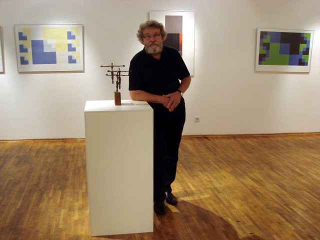 Wiesław Jelonek przy swojej rzeźbach w galerii wileńskiej