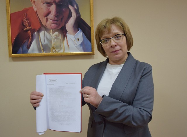 Dyrektor Marzena Murawska z protokołem Mazowieckiego Kuratorium Oświaty, które nie stwierdziło nieprawidłowości w działaniach szkoły.