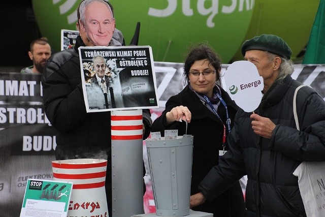 Nie chcą budowy elektrowni Ostrołęka C. Na znak protestu zmielili pieniądze