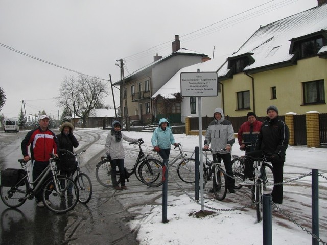 Nawet śnieg nie przeszkodził zapaleńcom kolarstwa w przejażdżce nową ścieżką rowerową. Wśród amatorów jazdy byli wójtowie, od prawej: z Klowa &#8211; Piotr Papis, z Rusinowa &#8211; Marek Modrzecki i z Odrzywołu &#8211; Marian Kmieciak.