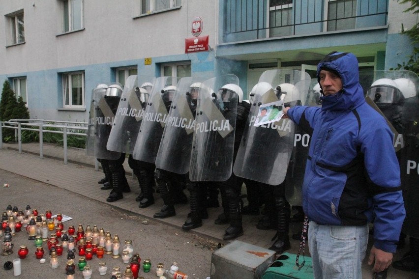 Protest przed komisariatem na Trzemeskiej we wtorek...
