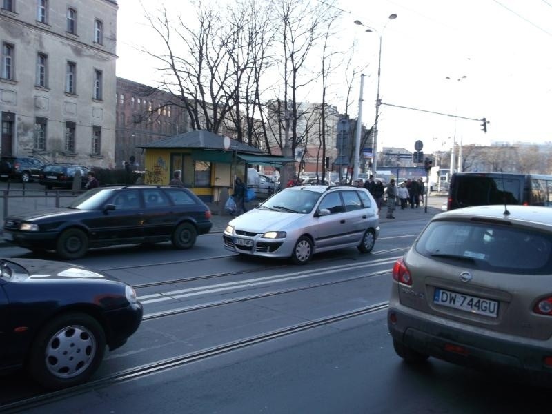 Wrocław: Wypadek na Traugutta. Piesza potrącona na pasach. Nie jeździły tramwaje (ZDJĘCIA)