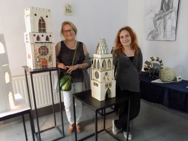 Anna Hass-Brzuzan i Monika Tohl prezentują dzieła uczniów z pracowni ceramiki w Zespole Szkół Plastycznych w Rzeszowie.
