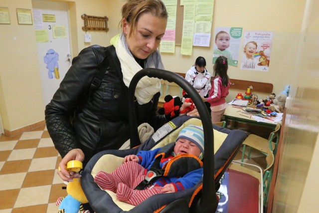 Małego Adasia też grypa nie oszczędziła. Chorego maluszka przyniosła wczoraj do lekarza mama Agnieszka Balewska.