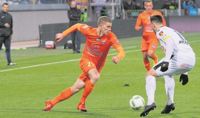 Napastnik Bruk-Betu Termaliki Vladislavs Gutkovskis (nr 21) w jesiennej części sezonu strzelił sześć goli
