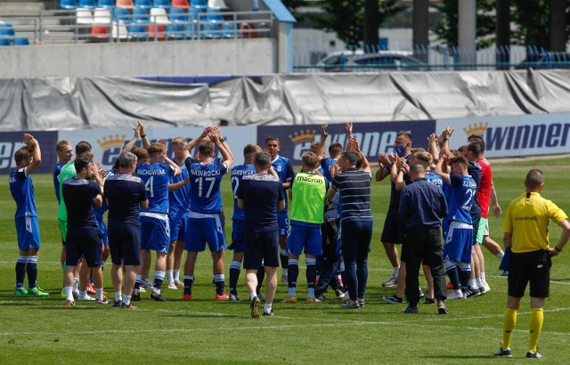 Rezerwy Lecha Poznań wracają do domu w dobrych nastrojach. Po awarii oświetlenia spotkanie ze Zniczem zostało przerwane, ale lechici prowadzili już 1:0 po golu Siergieja Kriwca. Mecz zostanie dokończony następnego dnia.