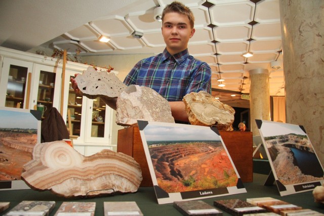 Grzegorz Zieliński, mimo młodego wieku, pasjonuje się bogactwem minerałów i kamieni, ukrytym w świętokrzyskiej ziemi.