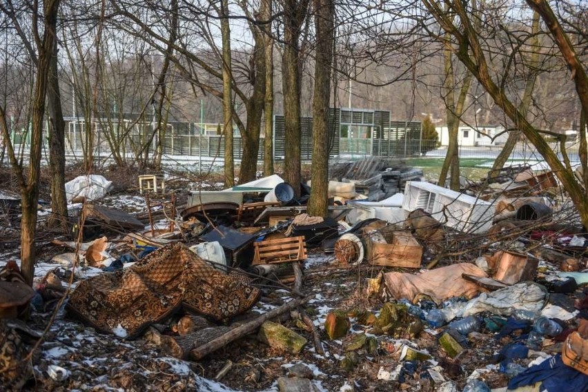 Olbrzymie wysypisko śmieci w samym sercu Poznania