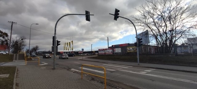 Dla poprawy bezpieczeństwa planuje się wprowadzenie pełnej sygnalizacji świetlnej w obrębie całego skrzyżowania ul. Polnej w Chełmnie z drogami wewnętrznymi