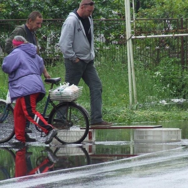 Mieszkańcy osiedla Tysiąclecia po każdym deszczu muszą chodzić po prowizorycznych kładkach