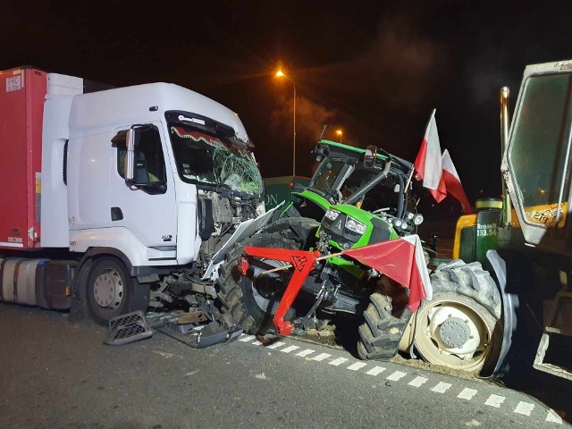 Do bardzo groźnego wypadku doszło na trasie S5, gdzie samochód ciężarowy uderzył w ciągniki rolnicze.
