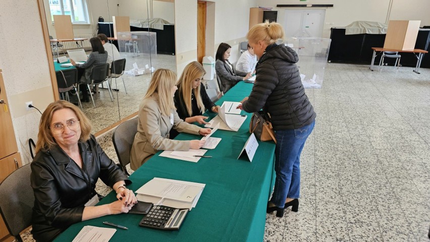 Trwa druga tura wyborów samorządowych 2024 w gminie Małogoszcz w powiecie jędrzejowskim. Zobacz na zdjęciach, jak przebiega głosowanie