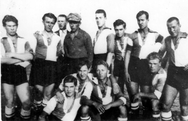 Tak prezentowała się sekcja piłkarska Łomżyńskiego Klubu Sportowego w 1932 r.