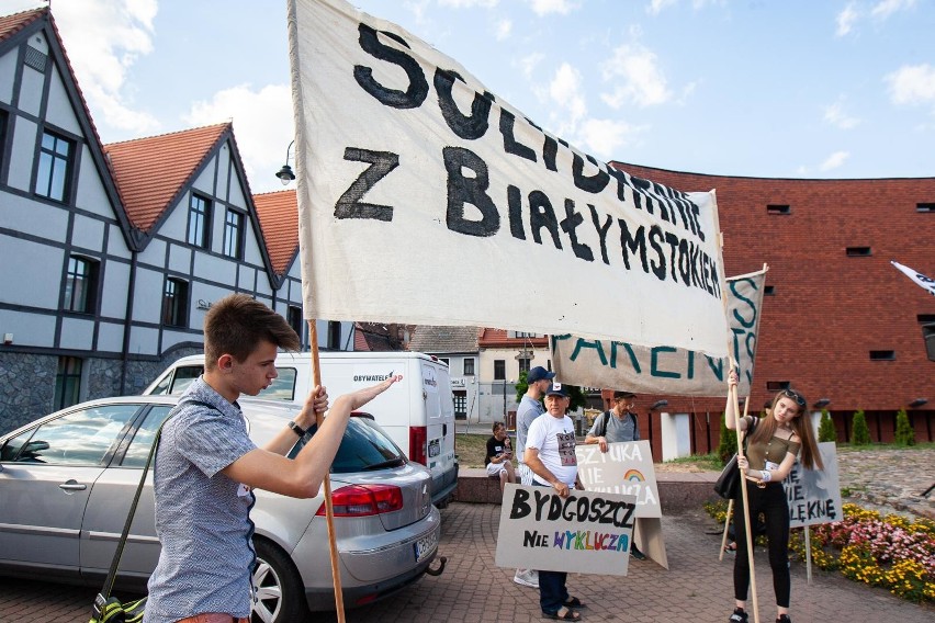 Bydgoszcz wolna od nienawiści. Manifestacja pod pomnikiem Kazimierza Wielkiego