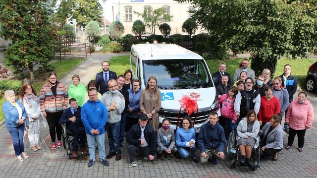 WTZ w Kluczborku otrzymały nowy samochód do przewozu niepełnosprawnych podopiecznych.