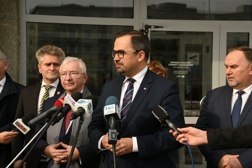 Wiceminister Marcin Horała w Kielcach: Powstaną nowe połączenia kolejowe w Świętokrzyskiem, ruszy przebudowa dworca kolejowego