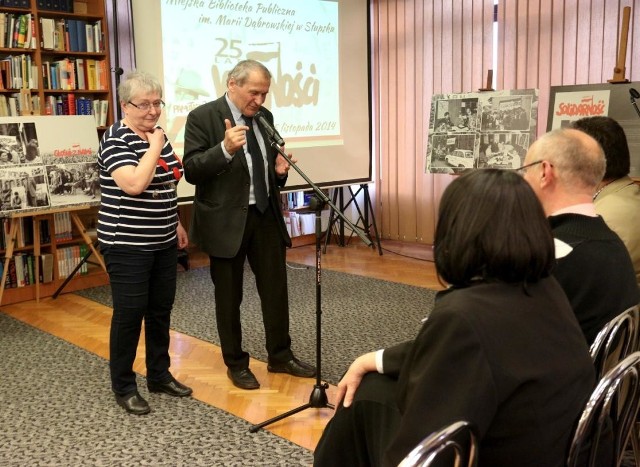 Henryk i Ludwika Wujcowie podczas wczorajszej uroczystości w słupskiej bibliotece.