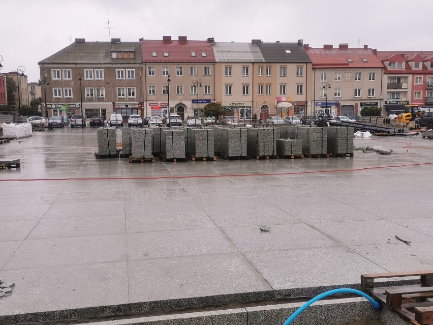 Stary Rynek w Łomży miał być oddany do użytku w 2021 roku. Prace rewitalizacyjne jednak nadal trwają. Po czyjej stronie leży wina? 