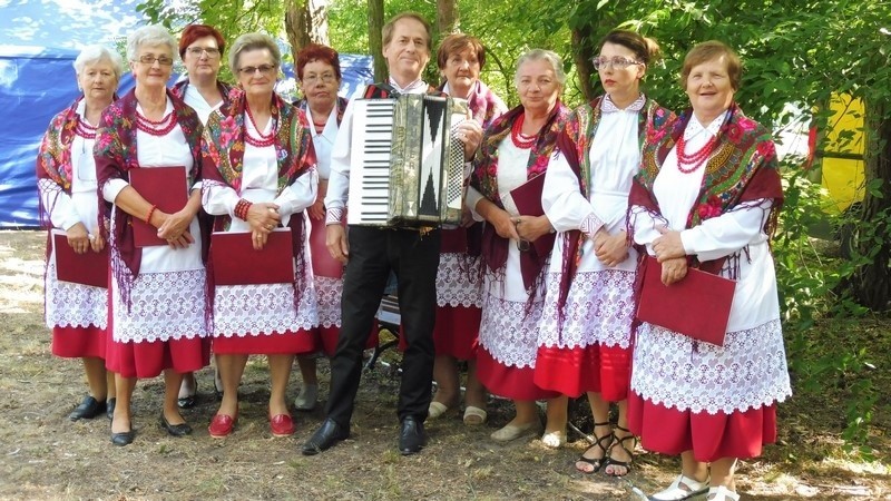 Śpiew, pląsy i wspaniała zabawa podczas Letnich Spotkań z Folklorem w Wólce Bodzechowskiej (ZDJĘCIA)
