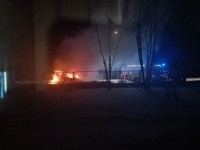 Nocny pożar na ul. Spacerowej w Słupsku. Spłonął renault...