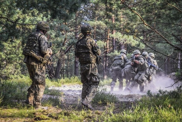 Ćwiczenia żołnierzy  22 Karpackiego Batalionu Piechoty Górskiej na poligonie w Nowej Dębie