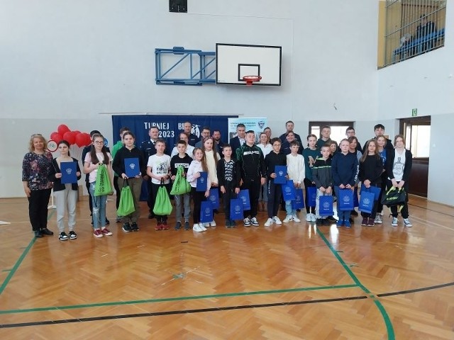 Uczniowie z Publicznej Szkoły Podstawowej w Iwaniskach zajęli III miejsce w Ogólnopolskim Turnieju Bezpieczeństwa Ruchu Drogowego na szczeblu powiatowym.