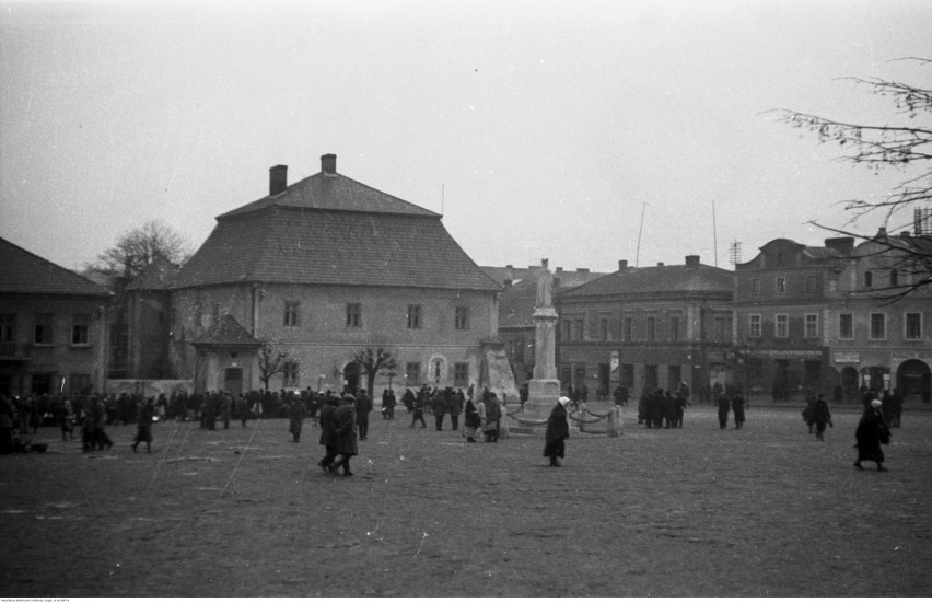 Fragment rynku z pomnikiem króla Kazimierza Wielkiego,...