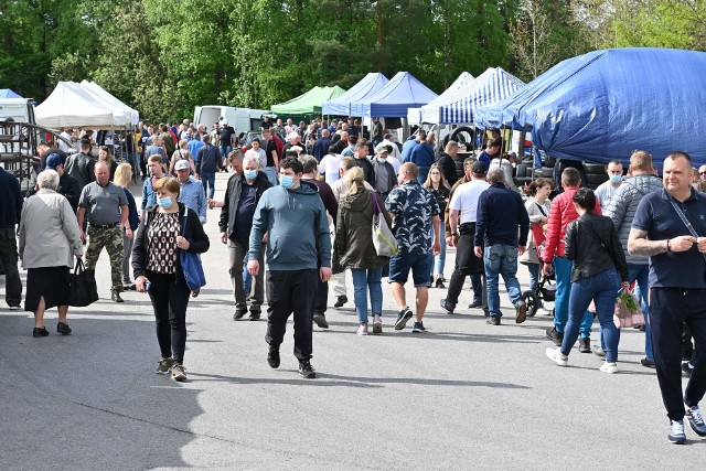 Choć w niedzielę, 16 maja pogoda nie rozpieszczała, a nad giełdą w Miedzianej G&oacute;rze gdzieniegdzie pojawiły się ciemne chmury, to targowisko, jak zwykle tętniło życiem. Ludzie nie zniechęcili się nieco niższą temperaturą i ponownie mogliśmy tutaj zobaczyć tysiące sprzedających oraz kupujących.Widać było, że wśr&oacute;d Pań dużym zainteresowaniem cieszyły się przede wszystkim wiosenne ubrania oraz rzeczy do ogrodu. Dobrze sprzedawały się także rowery oraz letnie opony. Sporo os&oacute;b zatrzymywało się też przy stoiskach ze starociami.Na kolejnych slajdach zobaczycie, co działo się na Miedzianej G&oacute;rze w niedzielę 16 maja&gt;&gt;&gt;