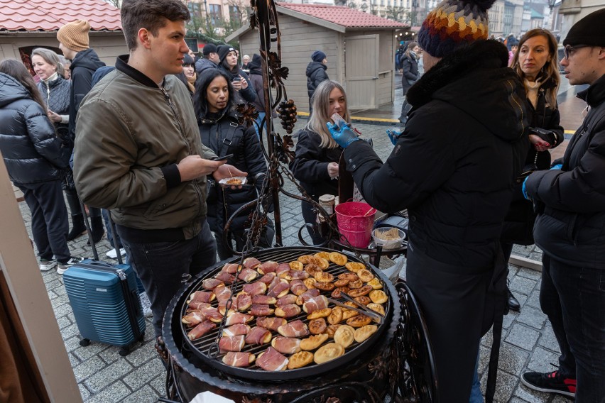 Jarmark Bożonarodzeniowy na Rynku Głównym. Kiermasz w Krakowie, ceny z kosmosu. "Pierogi ruskie za 32 złote?!"