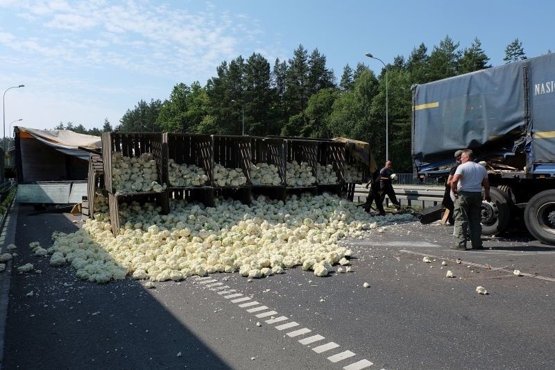 DK 19. Ciężarówka uderzyła w barierki. Kalafiory wysypały się na drogę (zdjęcia)