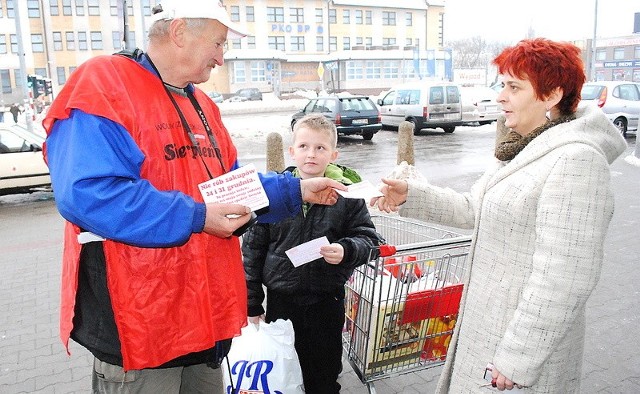 - Ludzie z lenistwa robią zakupy w wigilię - mówi Jolanta Chmarzyńska, sołtys wsi Mokre. Wczoraj z synkiem Piotrem kupowała ostatnie potrzebne produkty. Ulotkę wręczył im Zbigniew Adamczyk