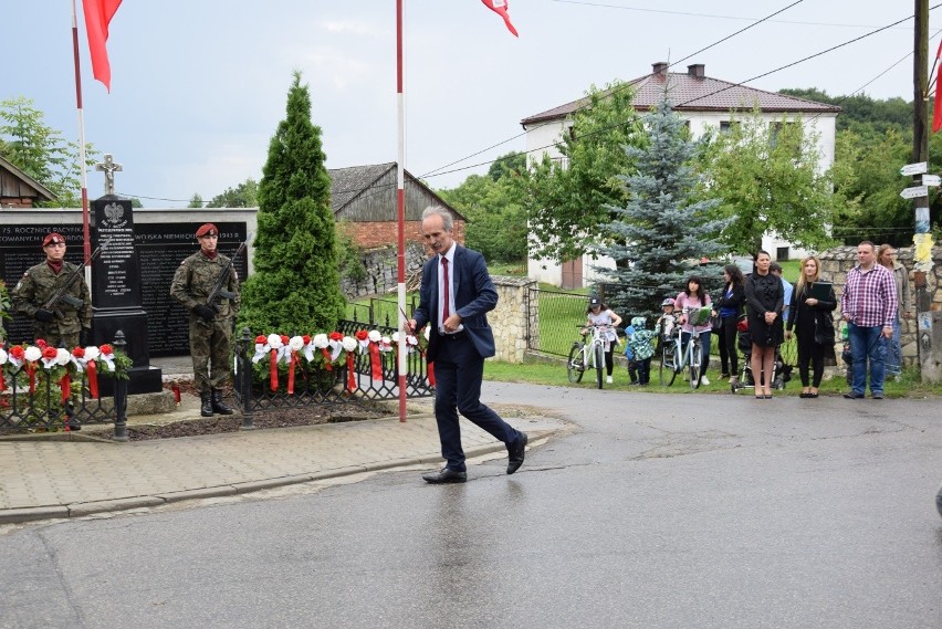 Pamięć o pacyfikacji wioski. W 75. rocznicę zamieszczono tablicę z nazwiskami mieszkańców [ZDJĘCIA]