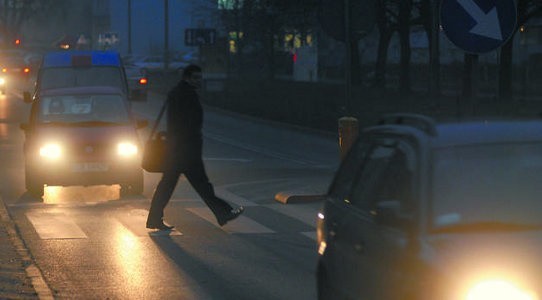 Nieoświetlone przejście dla pieszych na ulicy Powstańców Wielkopolskich. Podobnych na terenie całej Bydgoszczy jest więcej.