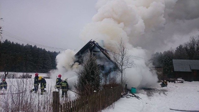 Strażacy zostali wysłani do pożaru drewnianego domu w miejscowości Zapieczki. Po ugaszeniu ognia, w środku znaleziono zwęglone ciało kobiety.
