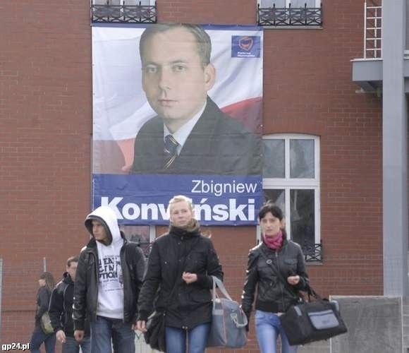 Na banery ze swoimi zdjęciami postawił poseł Zbigniew Konwiński. Można je oglądać w różnych rejonach miasta.