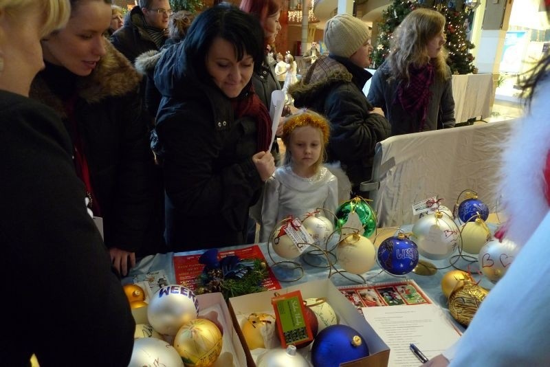 Świąteczna licytacja bombek w bialostockiej Galerii Alfa.