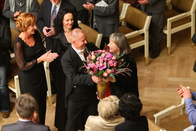 Gratulacje i kwiaty dla Agnieszki Duczmal od muzyków Amadeusa.