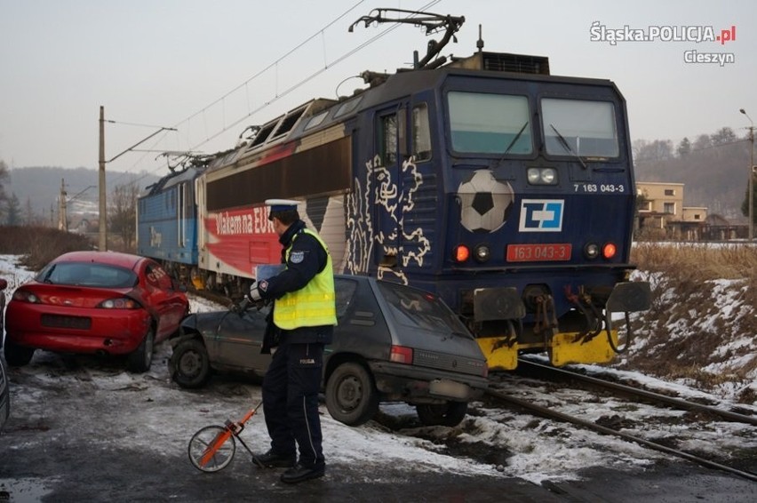 Cieszyn: kierowca peugeota zderzył się z pociągiem