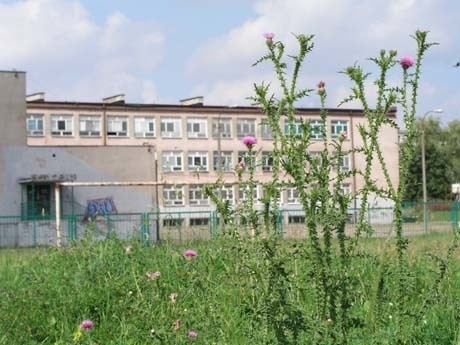 Tak wygląda boisko przy szkole na osielu Bema. I nie jest to w Białymstoku wyjątek. Place zabaw i boiska sportowe są bardzo często zdewastowane